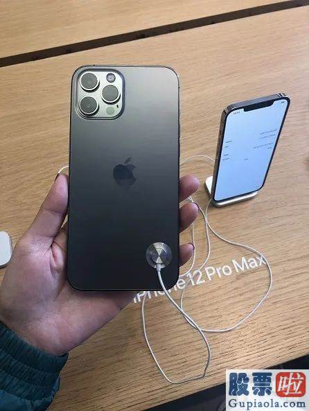 美股pff投资价值-顶配iPhone今天发货 黄牛扎堆 华强北最高加1000元