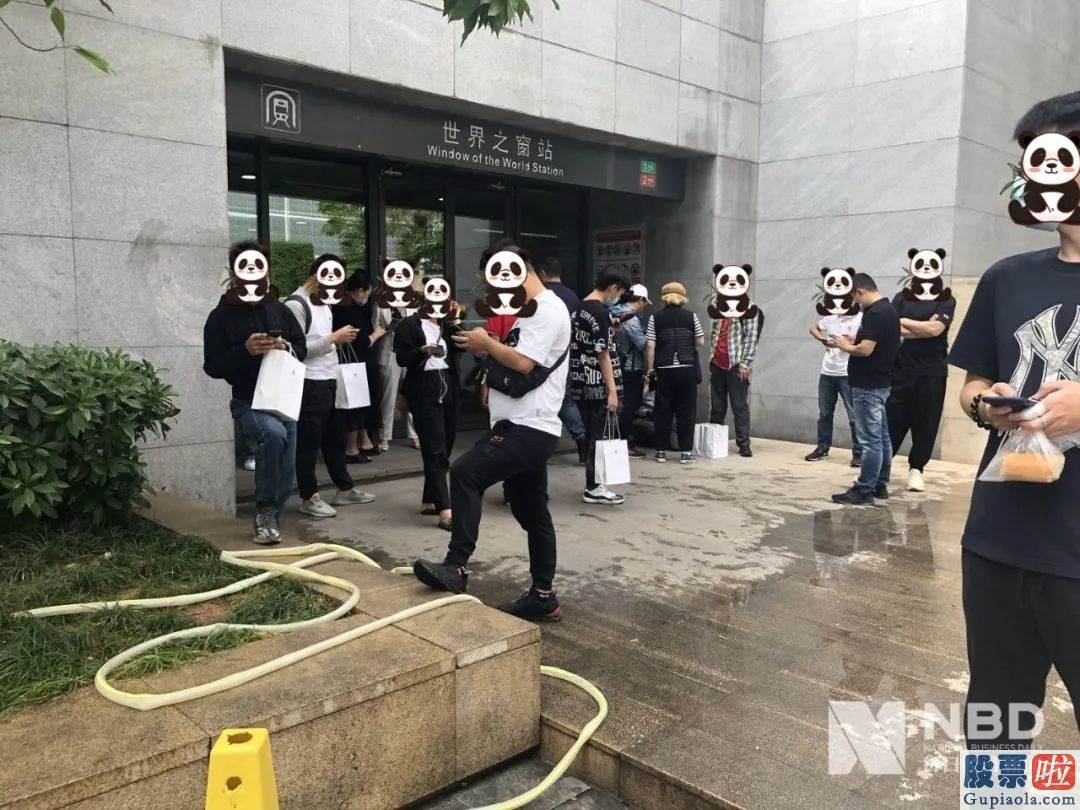 美股pff投资价值-顶配iPhone今天发货 黄牛扎堆 华强北最高加1000元