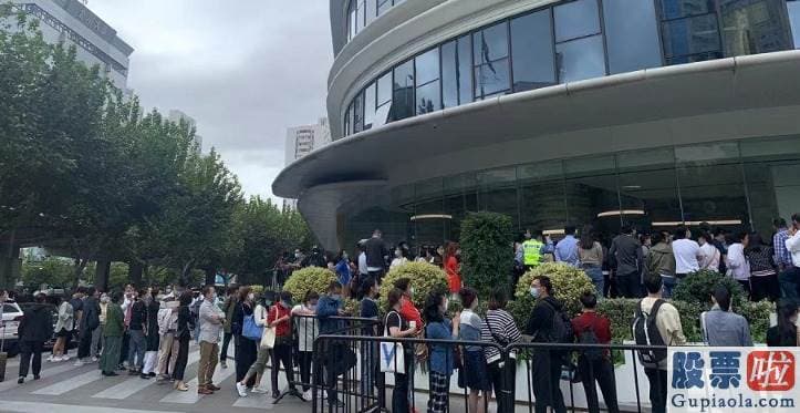 忠伟笔记-投资美股_大堂内没有开灯